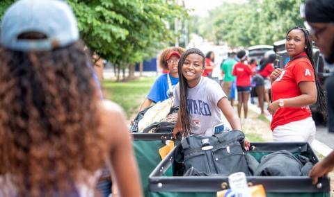Students volunteering on move-in day.